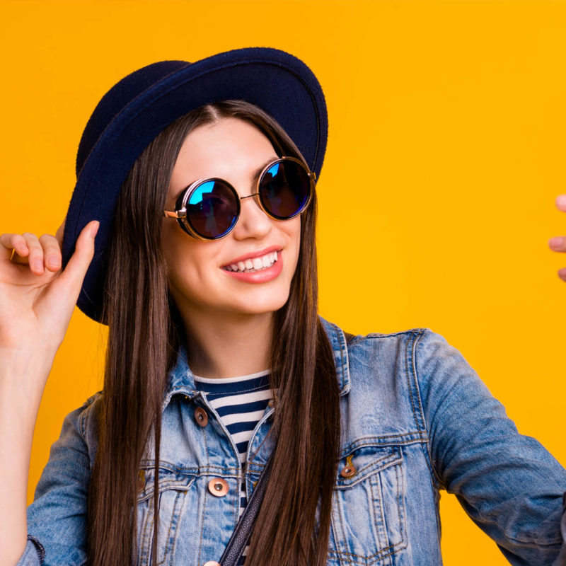 femme lunettes de soleil chapeau